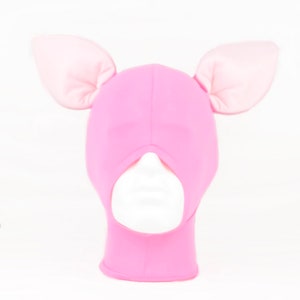 Puede incluir: Sombrero de disfraz de cerdo rosa con orejas. El sombrero tiene un agujero para la cara y cubre la cabeza y el cuello.
