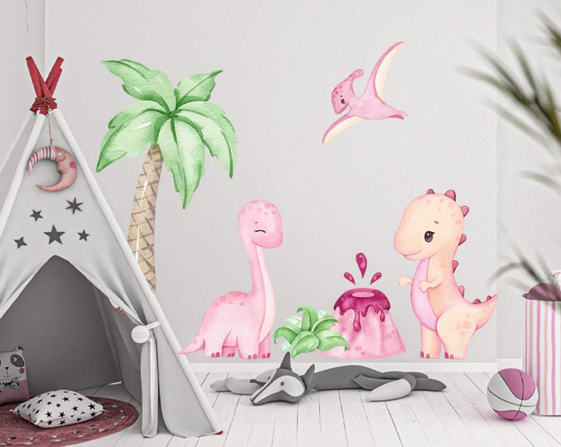 Puede incluir: Calcoman&iacute;as de pared de dinosaurios rosas y verdes con una palmera, un volc&aacute;n y un dinosaurio volador. Las calcoman&iacute;as son perfectas para la habitaci&oacute;n de un ni&ntilde;o.