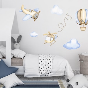 Puede incluir: Un conjunto de pegatinas de pared para la habitaci&oacute;n de un ni&ntilde;o con un avi&oacute;n azul, un helic&oacute;ptero, un globo aerost&aacute;tico y nubes. Las pegatinas son perfectas para la habitaci&oacute;n de un ni&ntilde;o.