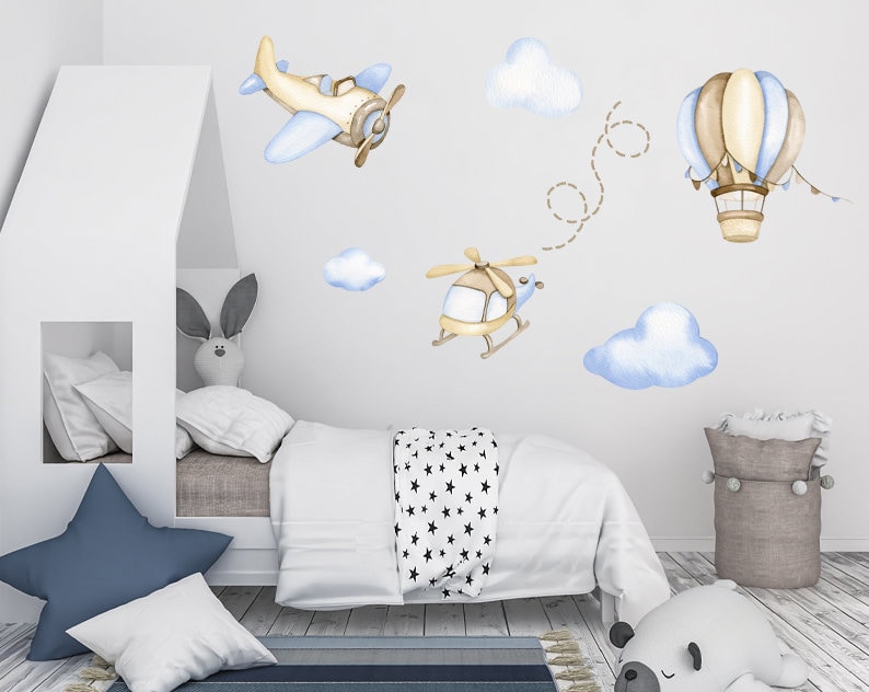 Puede incluir: Un conjunto de pegatinas de pared para la habitaci&oacute;n de un ni&ntilde;o con un avi&oacute;n azul, un helic&oacute;ptero, un globo aerost&aacute;tico y nubes. Las pegatinas son perfectas para la habitaci&oacute;n de un ni&ntilde;o.