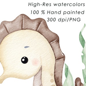 Puede incluir: Una ilustraci&oacute;n de acuarela de un caballito de mar marr&oacute;n y beige con una linda cara de dibujos animados. El caballito de mar est&aacute; rodeado de algas verdes.