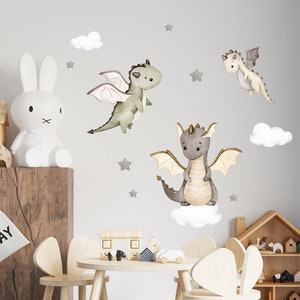 Puede incluir: Tres calcoman&iacute;as de pared de drag&oacute;n de acuarela con nubes y estrellas. Los dragones son verdes, grises y marrones con alas beige. Las calcoman&iacute;as son perfectas para una guarder&iacute;a o una habitaci&oacute;n infantil.