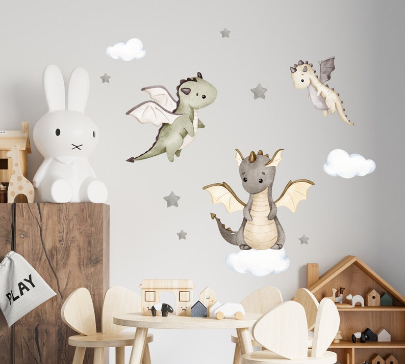 Puede incluir: Tres calcoman&iacute;as de pared de drag&oacute;n de acuarela con nubes y estrellas. Los dragones son verdes, grises y marrones con alas beige. Las calcoman&iacute;as son perfectas para una guarder&iacute;a o una habitaci&oacute;n infantil.
