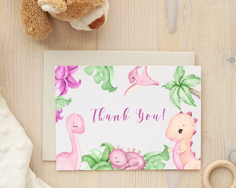 Puede incluir: Tarjeta de agradecimiento acuarela rosa y verde con tem&aacute;tica de dinosaurios. La tarjeta presenta un dinosaurio rosa, una palmera verde y el texto "&iexcl;Gracias!"