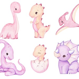 Puede incluir: Un conjunto de seis ilustraciones de acuarela de lindos dinosaurios de dibujos animados en varias poses. Los dinosaurios son de color rosa, morado y amarillo con detalles blancos. Todos los dinosaurios sonr&iacute;en y tienen ojos grandes.