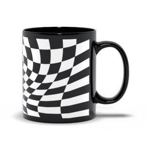Tazza da caffè a scacchi bianchi e neri: design a scacchiera intrecciata