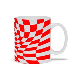 Tazza da caffè a scacchi rossi: design a scacchiera intrecciata