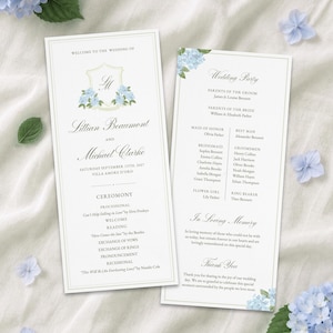 Pode incluir: Dois cartões retangulares de programa de casamento com fundo branco e detalhes florais de hortênsias em azul claro. O texto inclui os nomes Lillian Beaumont e Michael Clarke, detalhes da cerimônia e a lista da corte nupcial.