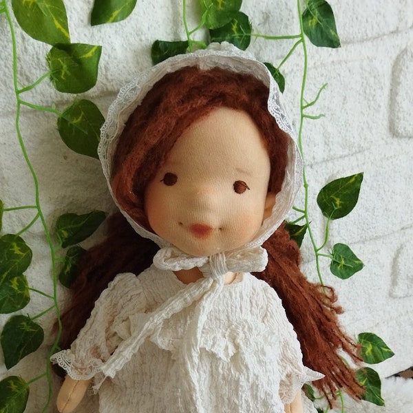 Waldorf-geïnspireerde kunstpop van 45,5 cm. Met mooie kleding en accessoires. Uniek handgemaakt cadeau. Collectie pop. OOAK pop.
