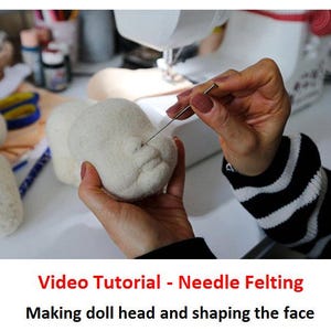 Puede incluir: Primer plano de las manos de una persona que fieltro con aguja una cabeza de muñeca blanca. La persona está usando una aguja para dar forma a la cara de la muñeca. La imagen incluye el texto "Tutorial en video - Fieltro con aguja Hacer la cabeza de la muñeca y dar forma a la cara".