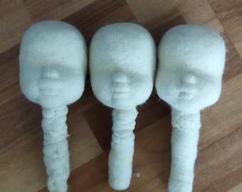 2 pieces Waldorf doll head shaped with needle felt. . The desired size can be ordered.