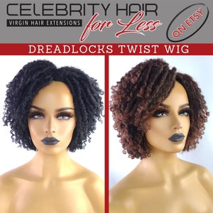 Peut inclure: Deux perruques courtes en dreadlocks sur des têtes de mannequins. Une perruque est noire et l'autre est brun et noir. Les perruques sont coiffées d'une raie sur le côté avec des boucles lâches. Le texte "Dreadlocks Twist Wig" est au-dessus des perruques.