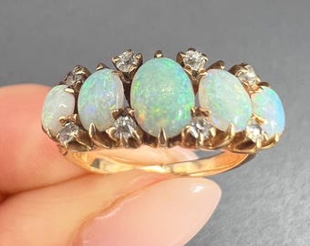 Antiek 14 kt geelgouden stempel, jaren 1920 opaal en diamanten ring met vijf stenen