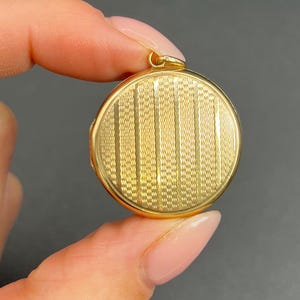 Vintage 9ct Yellow Gold, Striped Round Shaped Locket, Hallmarked Chester 1940