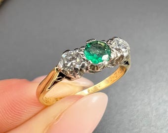 Anello trilogy vintage in oro giallo 18 carati e platino con timbratura, anni '50, con 3 pietre di smeraldo e diamanti