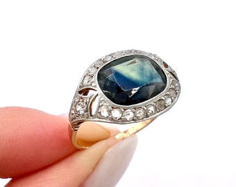 Anello antico edoardiano in oro 18 carati e platino con zaffiro taglio cuscino e diamanti.