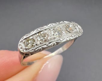 Antyczny pierścionek z 18-karatowego białego złota z epoki edwardiańskiej z 5 kamieniami diamentowymi na palcu
