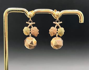 Antyczne wiszące kolczyki z fasetowanymi kulkami z 15-karatowego złota w dwóch kolorach, lata 20. XX wieku