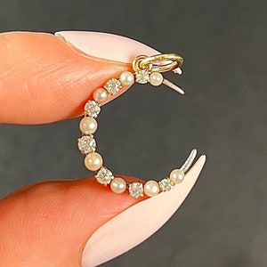 Colgante de media luna antiguo de oro amarillo de 18 quilates, diamantes y perlas de estilo eduardiano