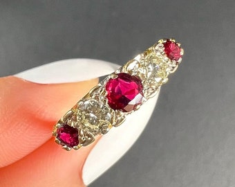 Zabytkowy pierścionek z 18-karatowego złota, w stylu wiktoriańskim z lat 80. XX wieku, zdobiony rubinami i diamentami