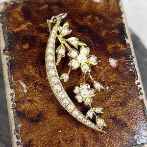 Colgante de media luna con perla floral estilo eduardiano de oro antiguo de 15 quilates