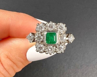 Pierścionek z lat 40. XX wieku z białego złota, 18-karatowego, z kwadratowym klastrem diamentów i szmaragdów
