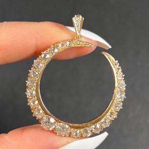 Colgante victoriano antiguo de oro amarillo de 18 quilates con forma de media luna y diamantes de 3,75 quilates.