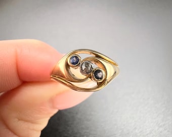 アンティーク サファイアとダイヤモンドのツイストリング、18Kイエロー