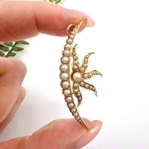 Colgante de media luna con efecto de rayos de sol y perlas de semilla de estilo eduardiano en oro amarillo de 15 quilates