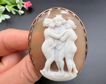 Antyczna broszka z portretem z muszli z kameą i trzema gracjami, wykonana z 9-karatowego różowego złota i zdobiona etykietą, lata 20. XX wieku