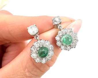 Boucles d'oreilles pendantes pendantes en or blanc 18 carats, émeraudes cabochons et diamants en grappes de marguerites des années 1940