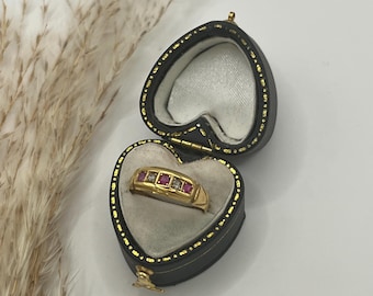 Antik ring i 18 karat gult guld med rubiner och diamanter, cirka 1910