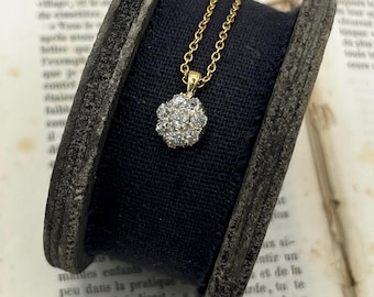 Antyczny wisiorek z brylantami o masie 0,70 ct, wykonany ze złota 18-karatowego, na łańcuszku ze złota 15-karatowego