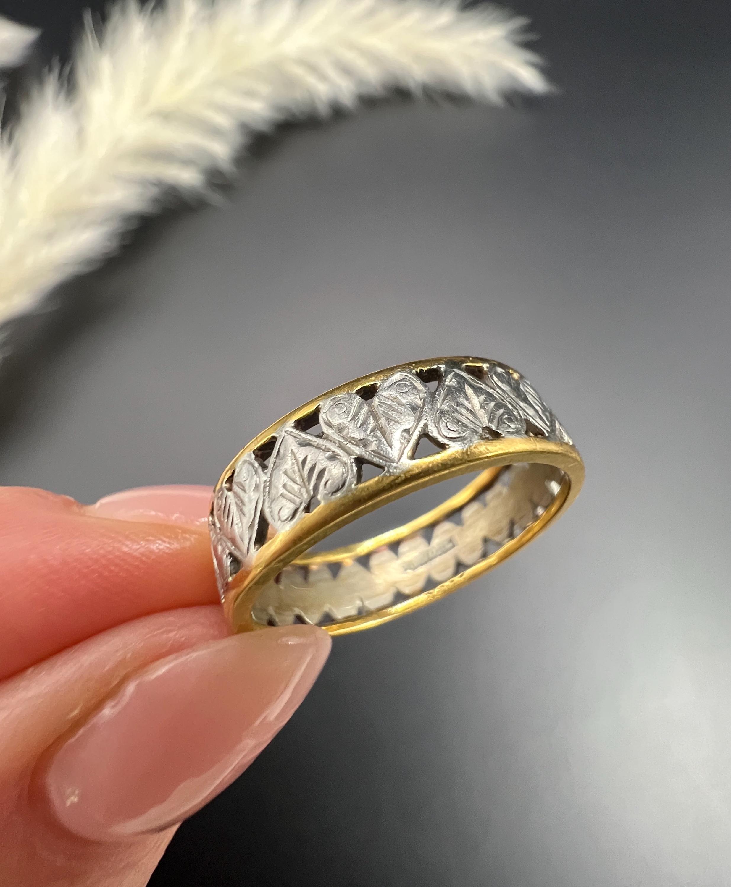 Vintage 1940s Heart Band Ring: 22ct Gold & Platin