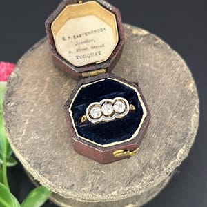 Antiker 18 Karat Gold & Platin, 1920er Jahre Art Deco Diamant Drei-Stein-Triologie-Ring