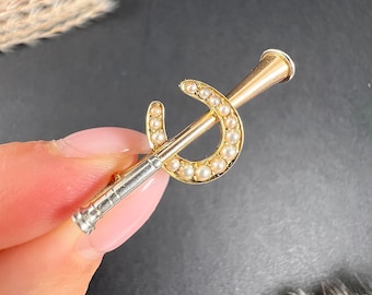 Broche fer à cheval ancienne en or 15 carats et platine, édouardienne bicolore en graine de cor de chasse, perle