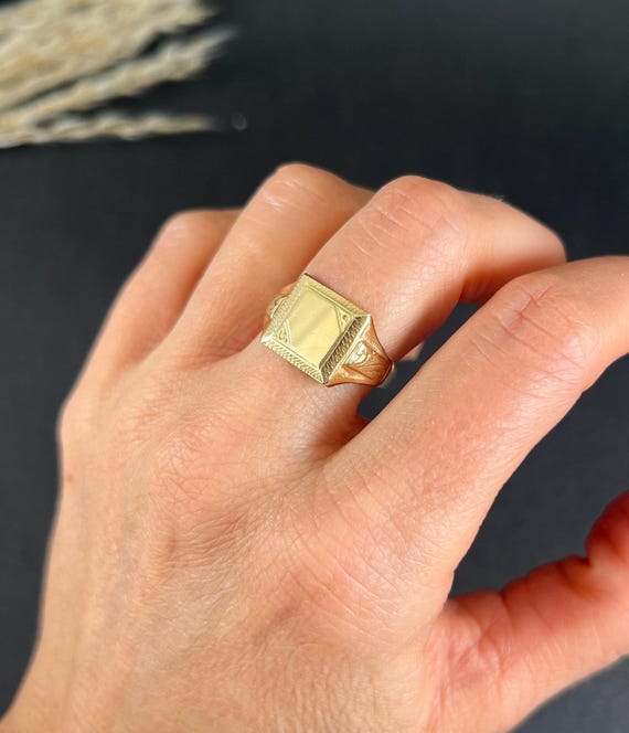 Vintage 9ct Yellow Gold Square Signet Ring - Birmingham 1961