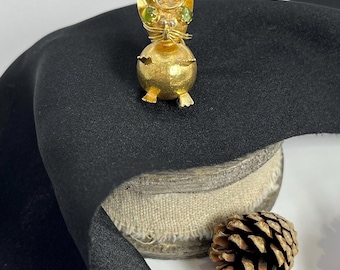 Vintage 18ct Yellow Gold, 1960s Cat Pendant with Peridot Stone Eyes
