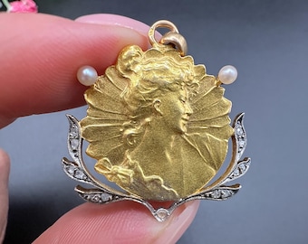 Antyczny wisiorek z portretem damy wykonany z 18-karatowego żółtego złota, zdobiony stemplem, w stylu secesyjnym, z diamentami i perłami.