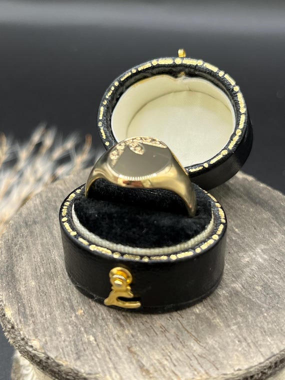 Vintage 9ct Yellow Gold, Oval Shaped Signet Ring, Hallmarked 