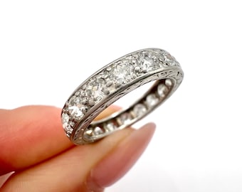 Anello antico in platino con timbratura francese degli anni '20, con diamanti da 1,40 carati, fede nuziale