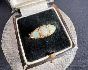 antique オパールとダイヤモンドの18kリング 1894 Victorian Antique Opal and Diamond Wedding Anniversary