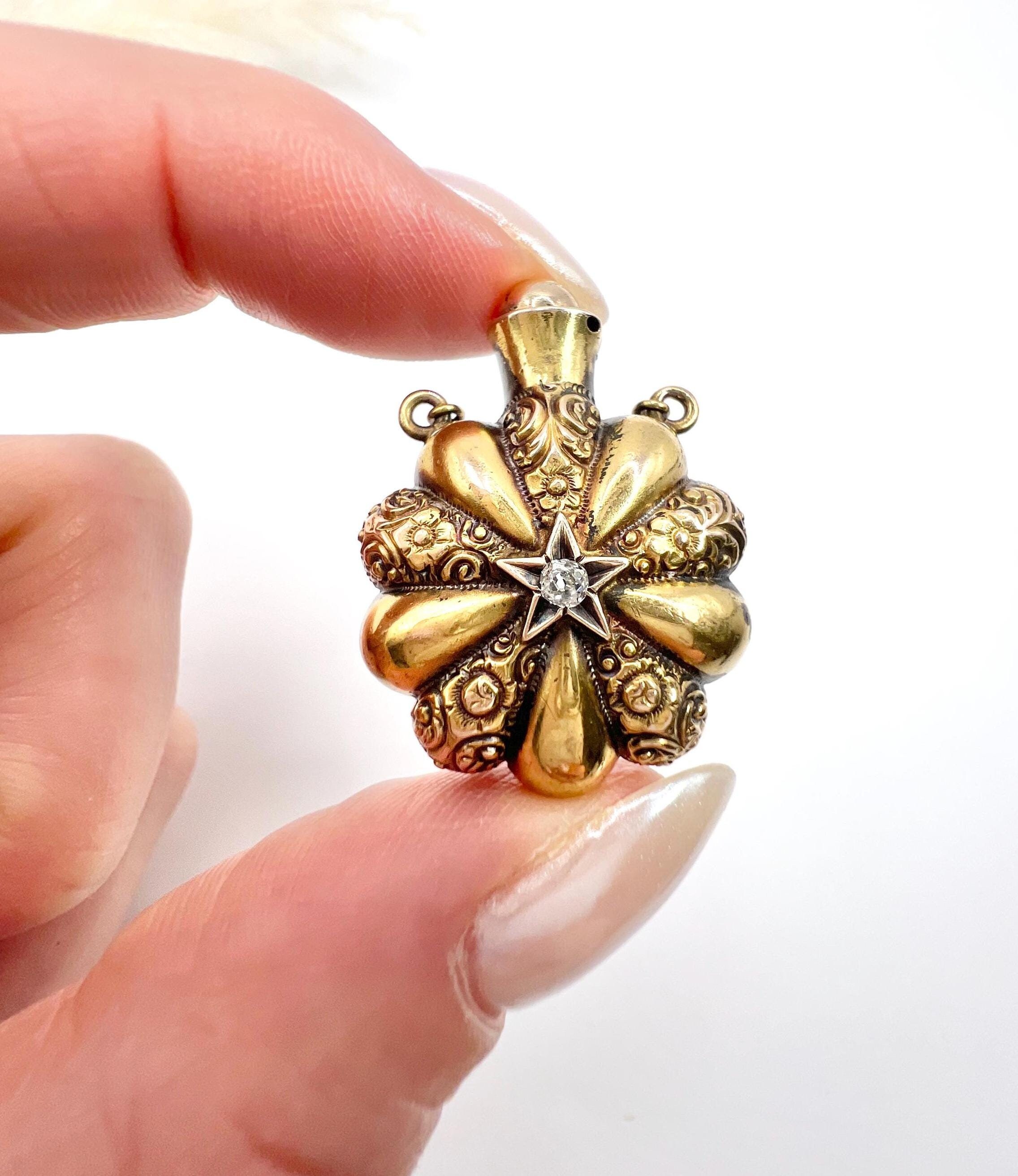 アンティーク シルバー ネックレス　香水入れ 装飾柄　ボトルペンダント　 R Antique perfume bottle necklace - Etsy 日本
