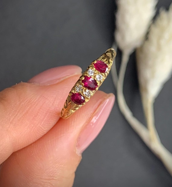 Bague gitane de style victorien en or jaune 18 carats, rubis et