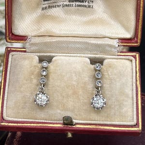 Antichi orecchini pendenti in oro bianco 18 carati con diamanti, marchiati francesi, circa 1920