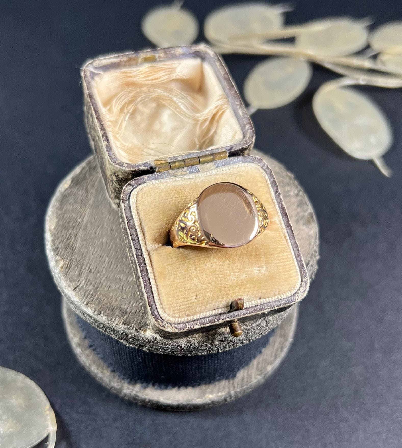 Antique 18ct Gold, Oval Signet Ring Hand Carved Shoulders