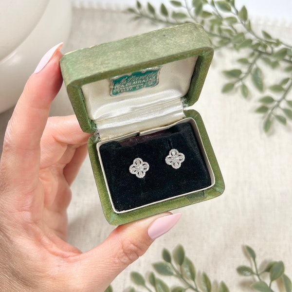 Pendientes de botón con trébol de diamantes modernos en oro blanco de 18 quilates Preloved