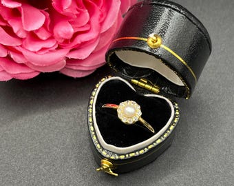 Anello antico in oro giallo 18 carati con perle e diamanti, stile edoardiano, con motivo a margherita.