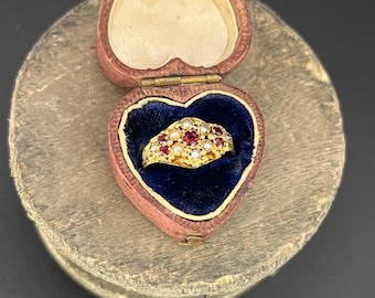 Antyczny pierścień wiktoriański z 15-karatowego złota z granatem i perłą nasienną, z grawerowanymi ramionami, ok. 1880 r.