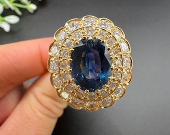 Zabytkowy pierścionek z 18-karatowego złota z szafirem i diamentami: francuskie podwójne halo z lat 80.